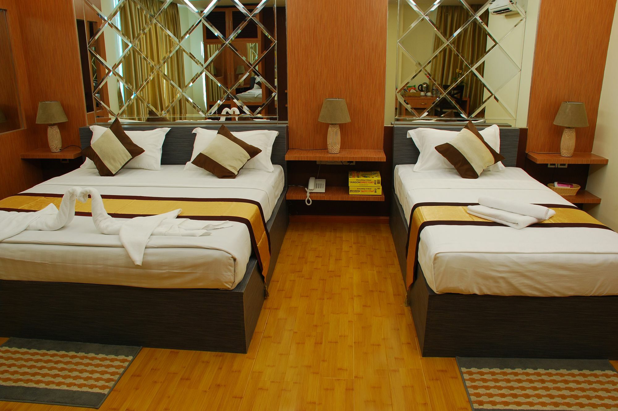 Hotel 72 Янгон Екстериор снимка