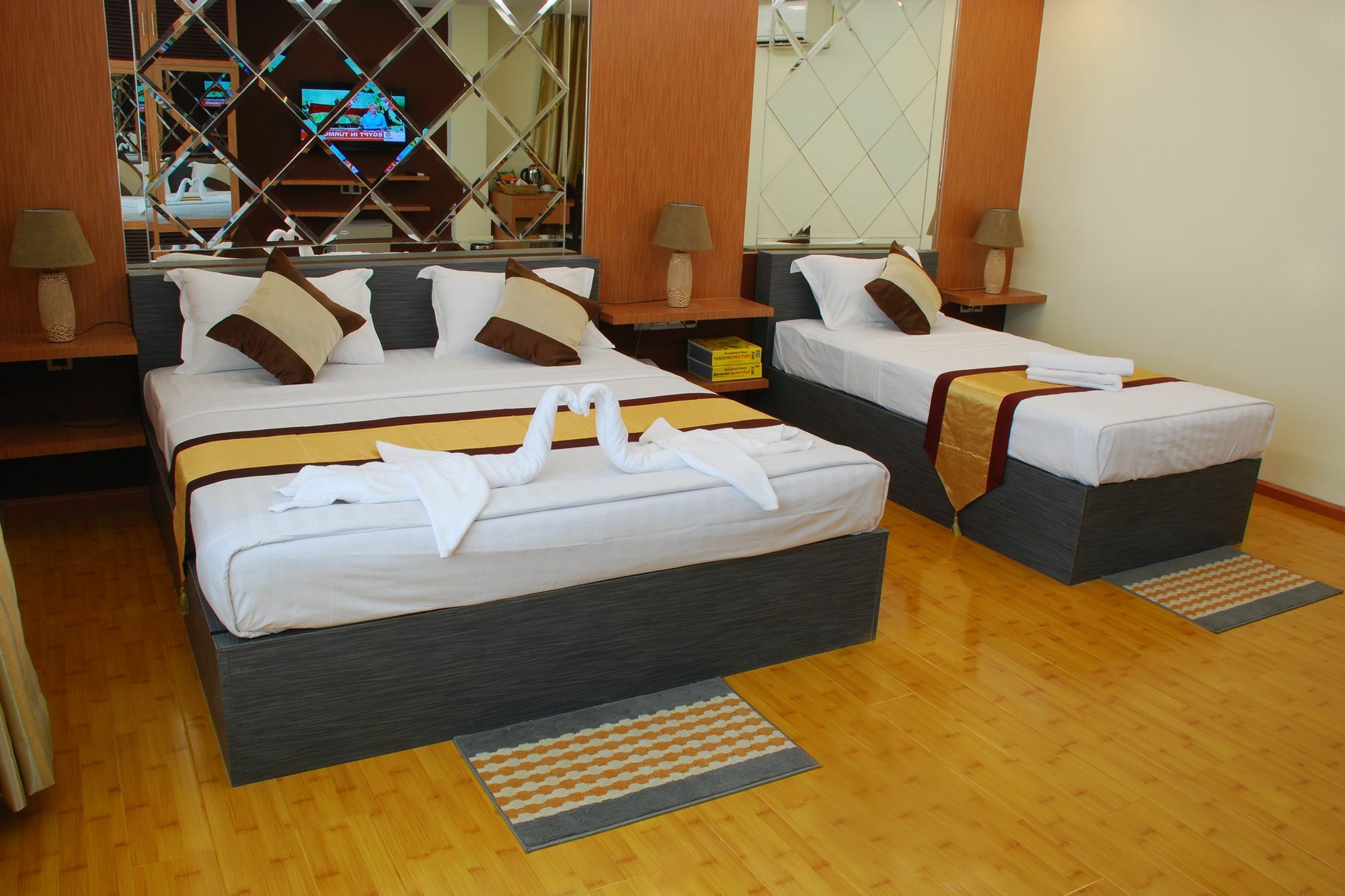 Hotel 72 Янгон Екстериор снимка