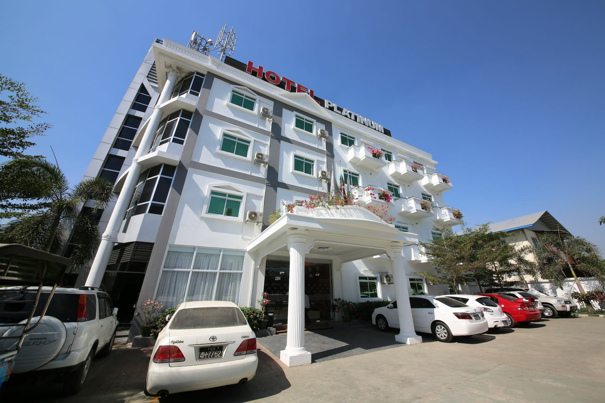 Hotel 72 Янгон Екстериор снимка